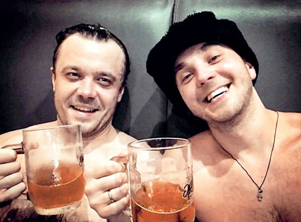 Свободное время Иванов любит проводить с друзьями в бане