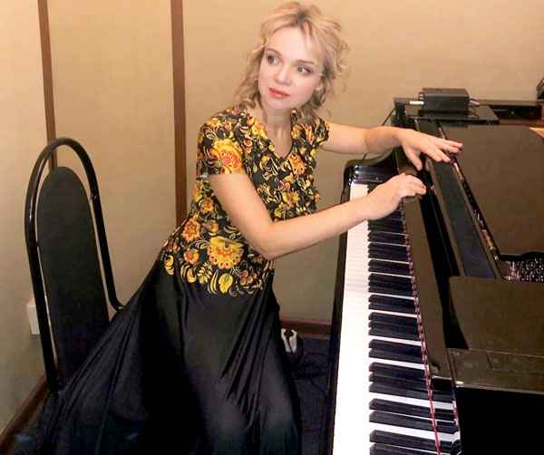 Киевскую пианистку Виталину называют роковой блондинкой