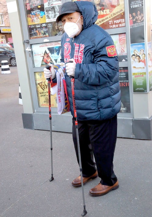 Переболевший коронавирусом 88-летний Бедрос Киркоров пришел проводить Армена, опираясь на палки для трекинга