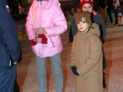 Надежда Михалкова с детьми покаталась на открытии ГУМ-катка. Фото: Борис Кудрявов