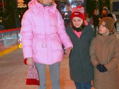 Надежда Михалкова с детьми покаталась на открытии ГУМ-катка. Фото: Борис Кудрявов