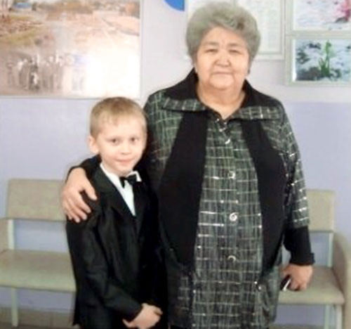 Маленький Даня Милохин с директором оренбургского детдома Валентиной Тазекеновой