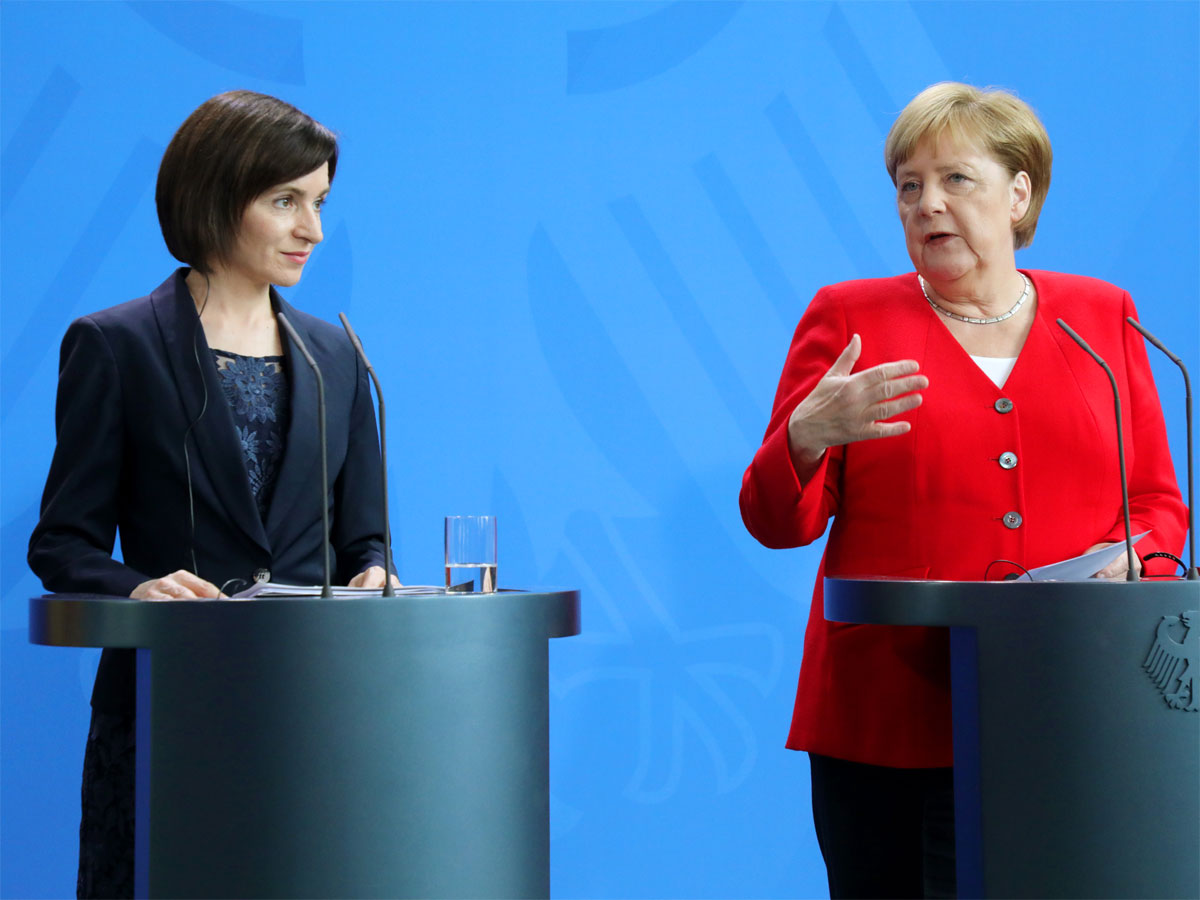 На встрече в Берлине возбужденная Майя Санду пожирала Ангелу Меркель страстными взорами