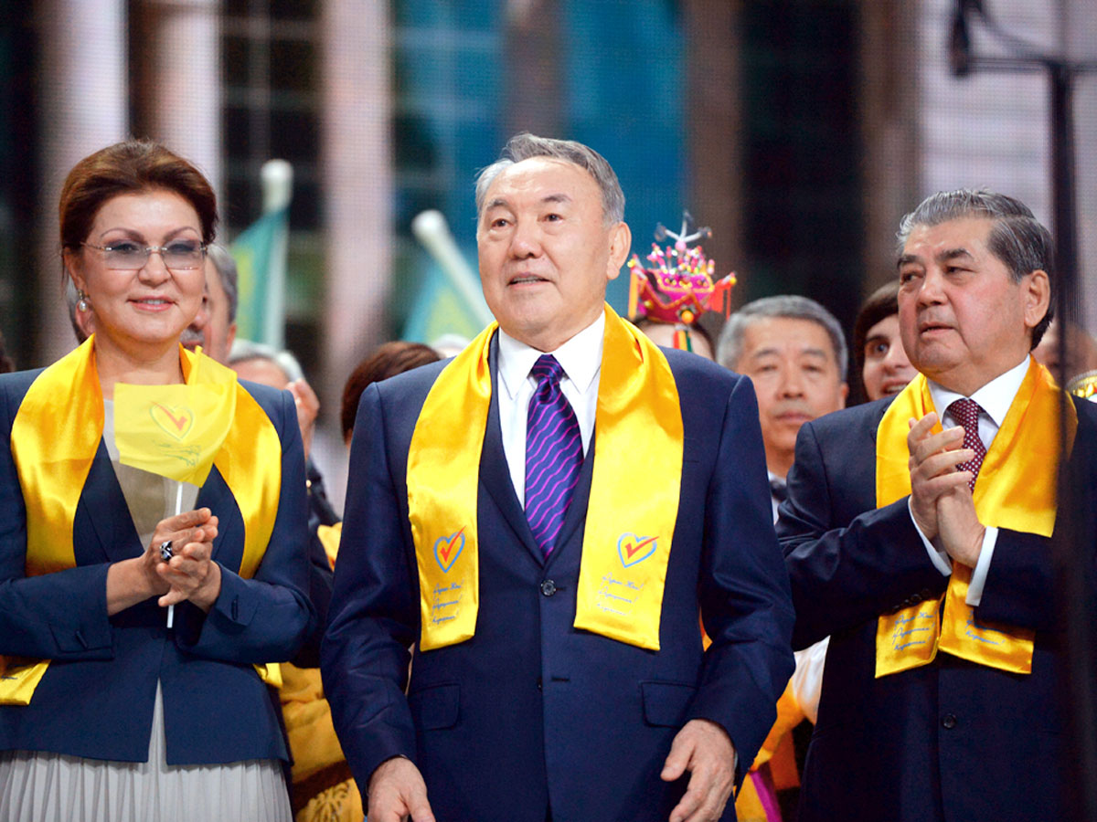 Экс-президент Казахстана Нурсултан Назарбаев с дочкой Даригой, главой местного сената