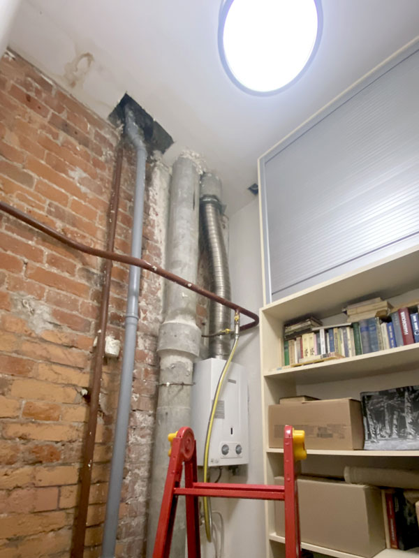 После протечек стояк с трубами представляет собой ужасное зрелище