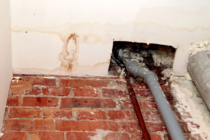 После протечек стояк с трубами представляет собой ужасное зрелище