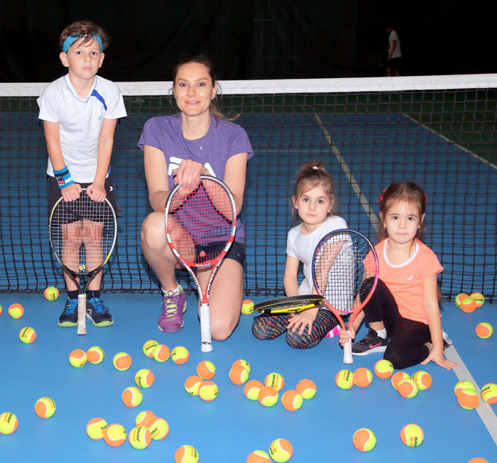 Юные теннисисты с пиететом относятся к молодому тренеру Надежде Викторовне