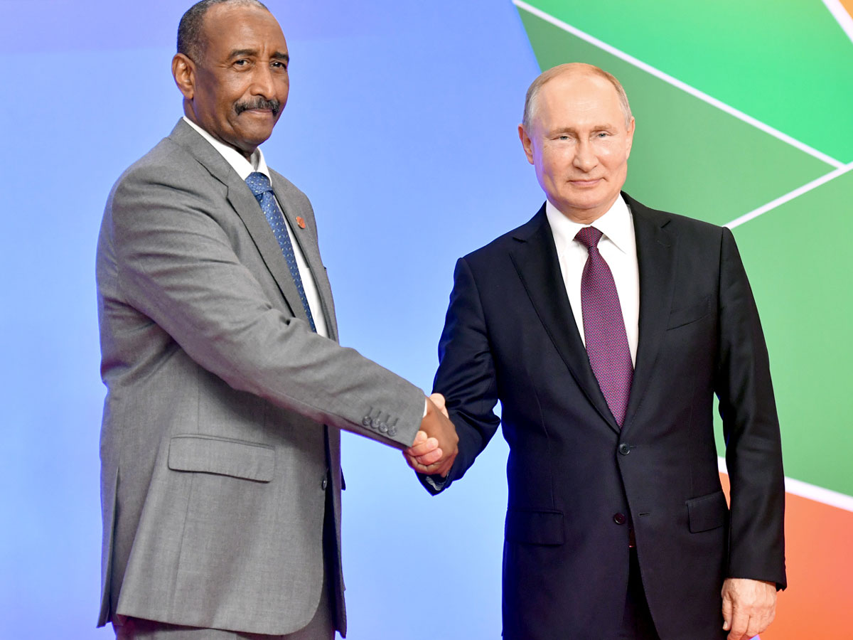 Владимир Путин протянул председателю Суверенного совета Судана Абделю Фаттахуаль-Бурхану руку помощи Владимир Путин протянул председателю Суверенного совета Судана Абделю Фаттахуаль-Бурхану руку помощи