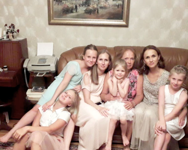 Любимые женщины: у Ивана Петровича и его жены Альбины Николаевны две дочери и пять внучек