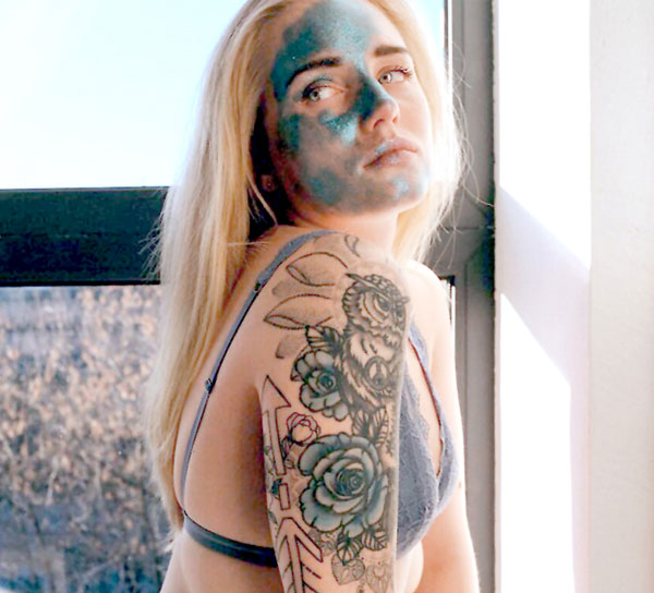 Гримерам приходилось подолгу замазывать татуировки на теле Саваковой