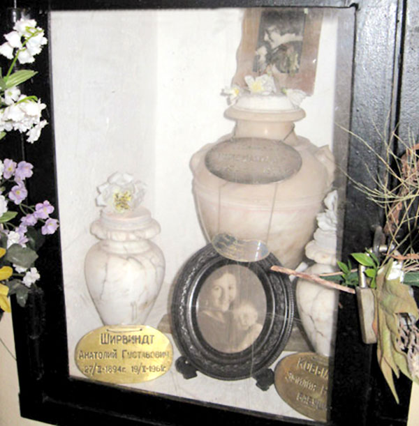 Ячейка, где хранятся прахи родни Ширвиндта, находится в закрытой от посторонних части храма. Сюда пускают только близких усопших или с экскурсиями