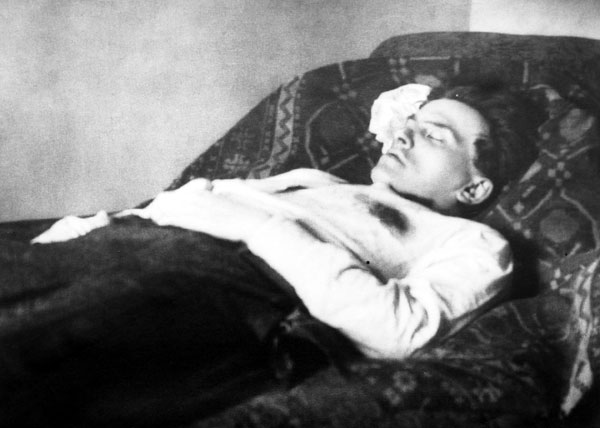 Посмертное фото Владимира Маяковского