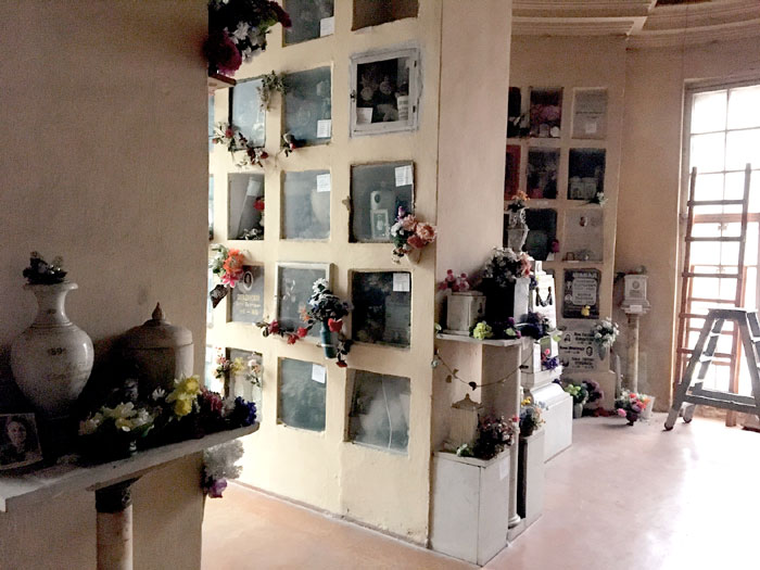 Колумбарий на нижнем этаже церкви