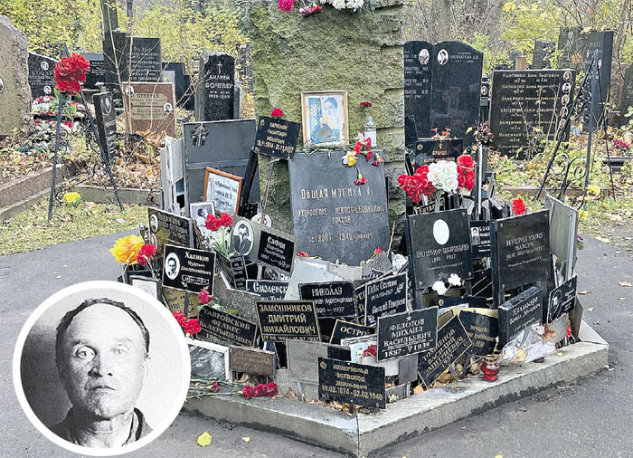 Общая могила, где в 1930 - 1942 гг. хоронили невостребованные прахи. Тут находится пепел Бабеля, Тухачевского, Мейерхольда и тысяч других расстрелянных. В круге - директор крематория Петр Нестеренко, которого в 1941 г. самого арестовали и пустили в расход