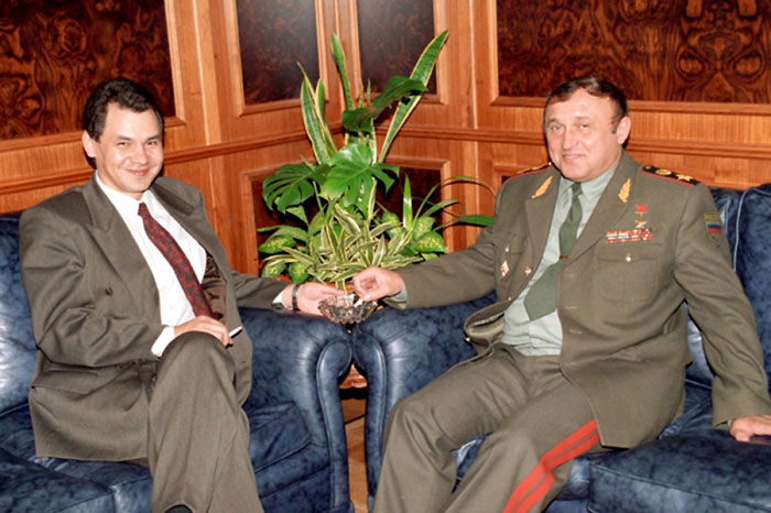 В 1993 году он вместе с Павлом Грачевым поддержал Ельцина. Министр обороны приказал мочить мятежников из танков, а снайперам - палить с крыш домов по всему, что движется. А министр МЧС дал тысячу автоматов представителям демшизы, которая сбежалась к Моссовету по призыву Егора Гайдара