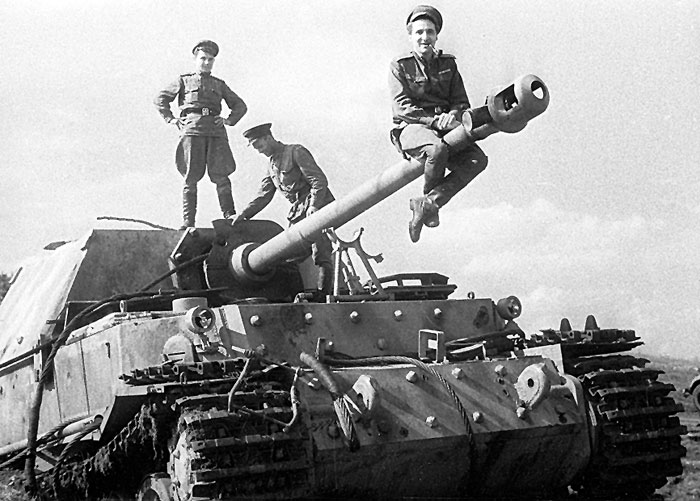 Верхом на «Фердинанде» - тяжелой самоходке фрицев, подбитой на Курской дуге (июль, 1943 г.)