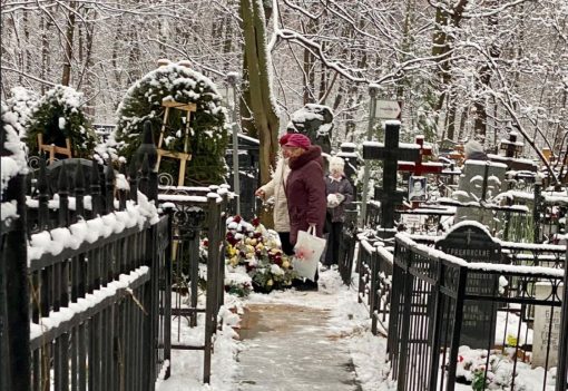 На могиле Армена Джигарханяна