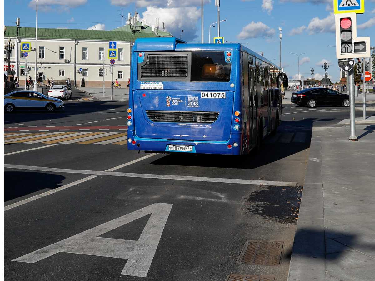 В Москве запретили ездить по выделенным полосам в выходные