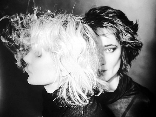 Снимаясь с Ренатой Литвиновой для обложки будущего диска (вверху) или просто на память (на фото ниже), певица готова повторить за кем-то великим, что лучшая фотография - это не глубина резкости, а глубина чувств