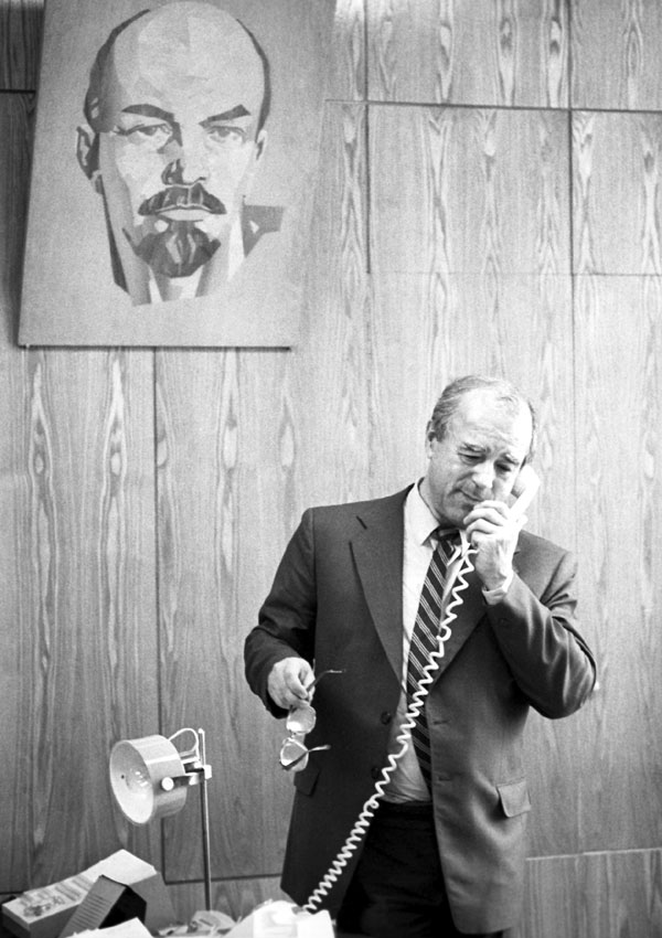 Экс-главред журнала «Огонек» Виталий Коротич, люто ненавидящий Советский Союз, одним из первых занялся мерзкими обличениями Зои Космодемьянской, Александра Матросова, Павлика Морозова, других героев