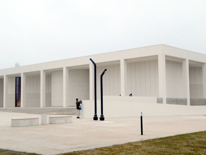 Черные палки на территории комплекса символизируют виселицы, они повсюду. Между ними «хочется пить кофе и кататься на роликах», уверяют авторы издания о развлечениях и досуге