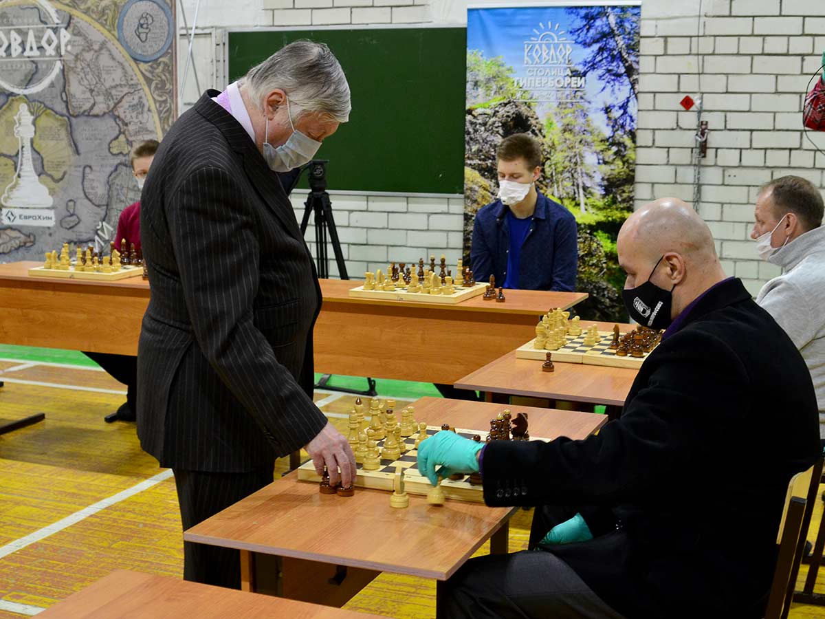 Невинномысский химик сразился в шахматы с чемпионом мира
