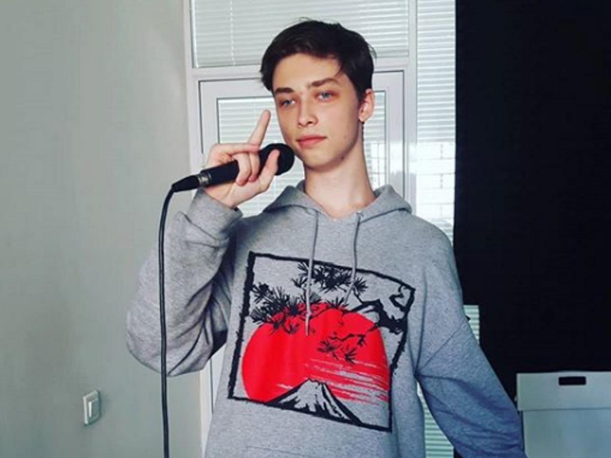 Архип Глушко осваивает танцы на шесте