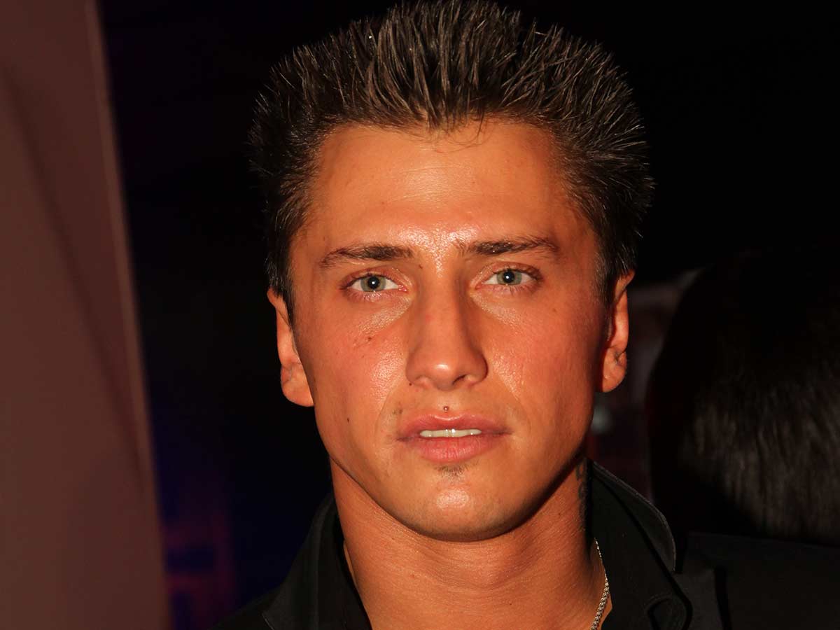 Павел Прилучный прячет лицо за маской и очками