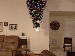 Елка, прикрепленная к потолку, спасет праздник