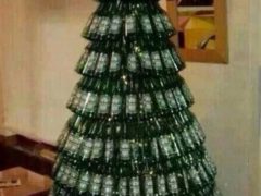 Почему бы не сделать елку максимально утилитарной или не превратить ее в бар? Главное, рассчитать так, чтобы «украшений» хватило до конца праздников. Фото: соцсети