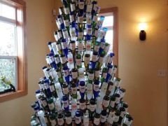 А еще к подобной елке можно нарядить вторую, украсив ее закуской. Фото: соцсети