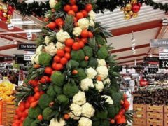 Как все мы помним из стихотворения Джанни Родари, «у каждой профессии запах особый». От себя добавим, что и елки у представителей каждой из профессий на рабочем месте из подручных средств могут получиться уникальными. Например, в овощной секции супермаркета. А съедобная елка — это всегда хорошо. Фото: соцсети