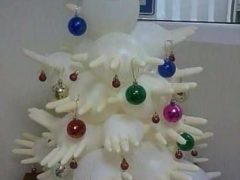 Елку из медицинских перчаток соорудить сам коронавирус велел… Фото: соцсети