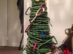 …или тросов и карабинов, если вы трудитесь в автосервисе… Фото: соцсети