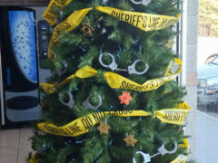 …а также из наручников и ограничительной ленты, если вы полицейский или шериф… Фото: соцсети