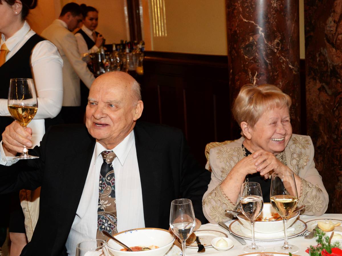 Александра Пахмутова и Николай Добронравов 93-летней Александре Пахмутовой до сих пор не говорят о смерти мужа