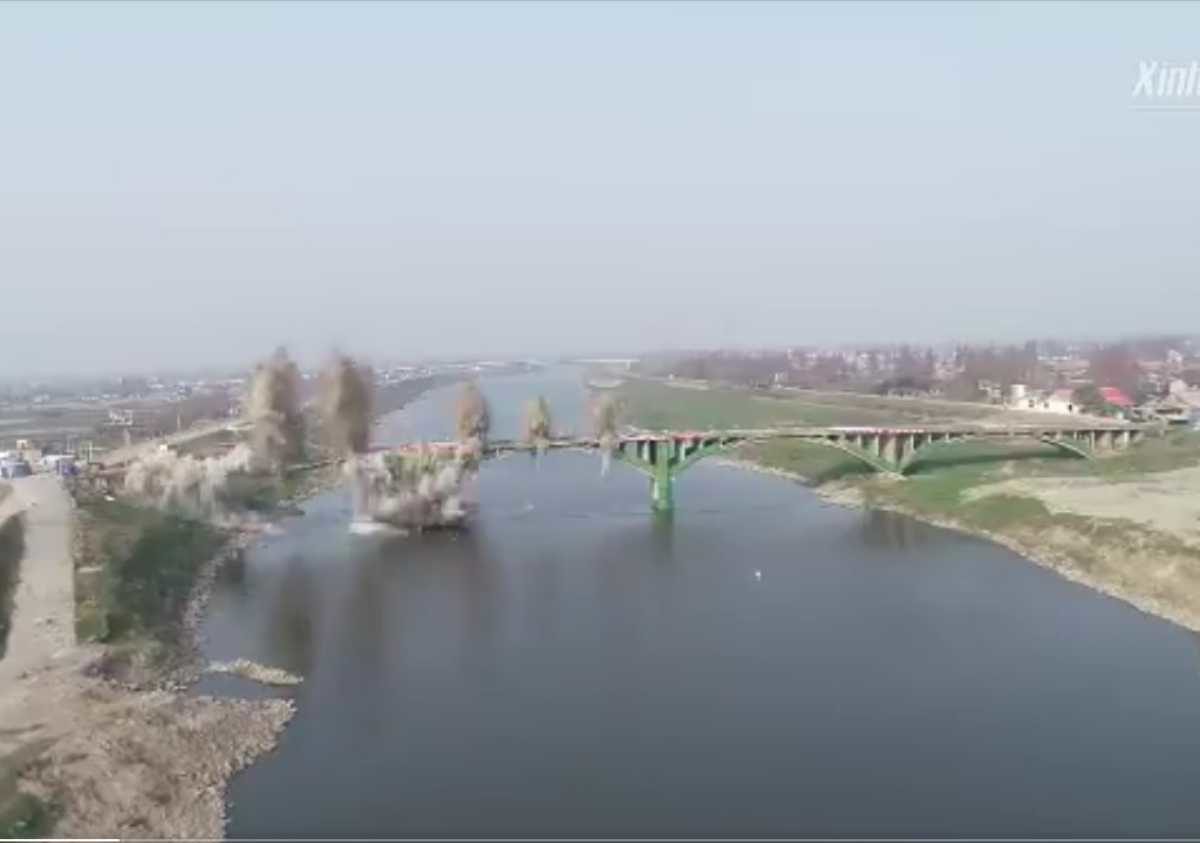 В Китае за десять секунд снесли 250-метровый мост. Видео