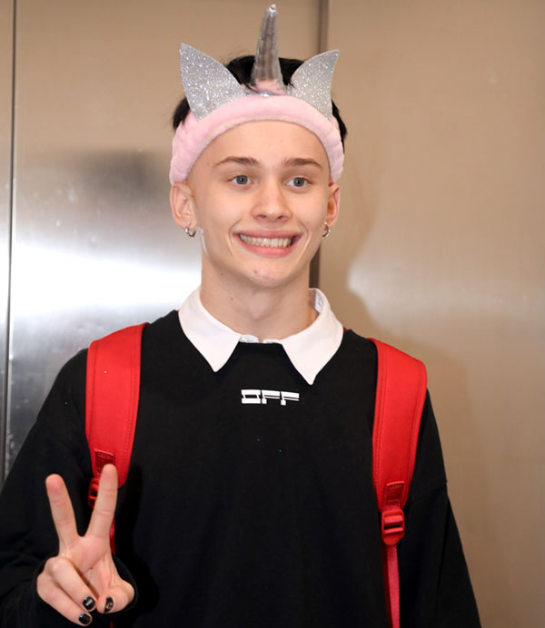 Даня Милохин перед выходом в свет сходил на маникюр и эпиляцию