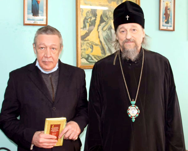 В СИЗО-3 Белгородской области Ефремов-старший недавно поучаствовал в молебне, который отслужил митрополит Иоанн