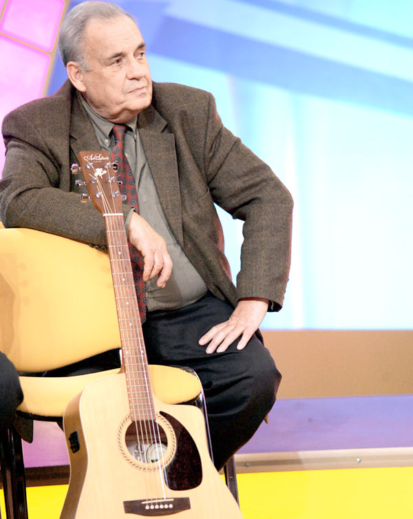 Первую гитару Рязанов привез из многомесячной командировки на Сахалин, где и выучил три аккорда