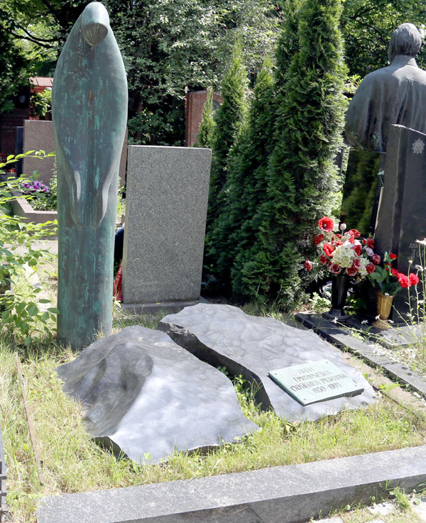 Эльдар Александрович просил быть похороненным здесь - рядом с любимой Ниночкой