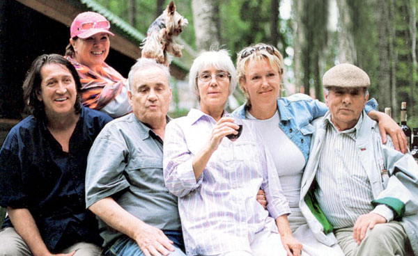 На даче в Ватутинках у Эммы и Эльдара всегда было весело. На фото вместе с супругами Олег Митяев, Лариса Голубкина, Ирина Розанова и Петр Тодоровский (2004 г.)