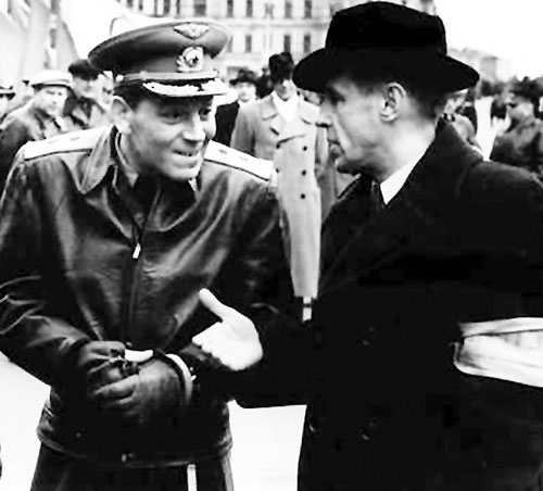 Первый соавтор Эмиля - Вадим Синявский (справа) с Василием Сталиным перед стартом легкоатлетической эстафеты