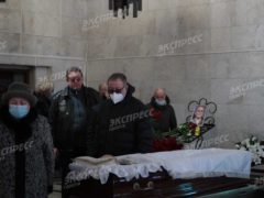 Евгений Маргулис у гроба Андрея Сапунова