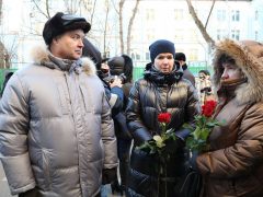 Неузнаваемая Елена Батурина открыла мемориальную доску в честь своего супруга — Юрия Лужкова