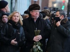 Неузнаваемая Елена Батурина открыла мемориальную доску в честь своего супруга — Юрия Лужкова