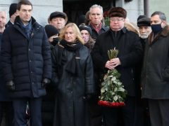 Неузнаваемая Елена Батурина открыла мемориальную доску в честь своего супруга — Юрия Лужкова