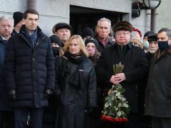 Неузнаваемая Елена Батурина открыла мемориальную доску в честь своего супруга — Юрия Лужкова