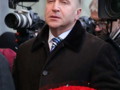 Неузнаваемая Елена Батурина открыла мемориальную доску в честь своего супруга — Юрия Лужкова