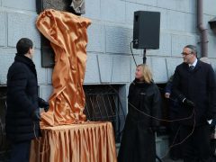 Неузнаваемая Елена Батурина открыла мемориальную доску в честь своего супруга — Юрия Лужкова